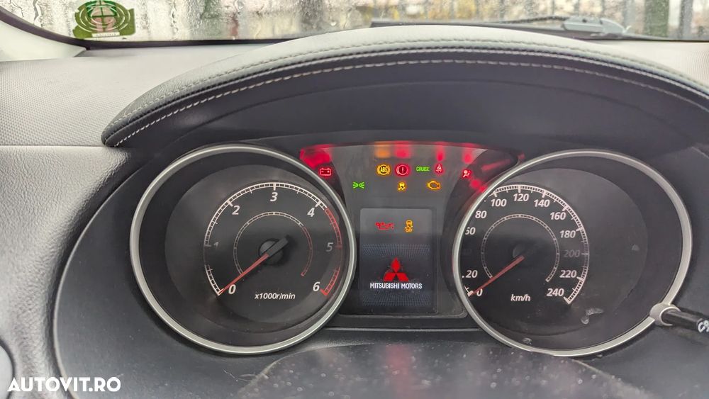 Mitsubishi Outlander - 11