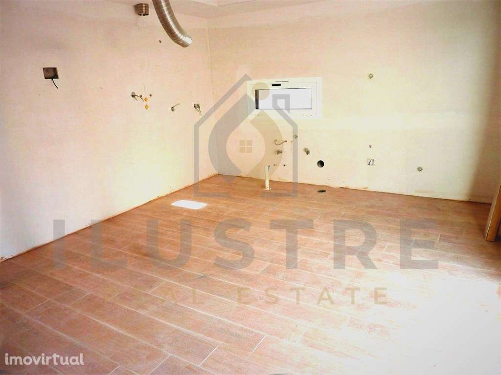 Moradia isolada com áreas generosas e piscina nos Foros da Amora - Grande imagem: 4/30