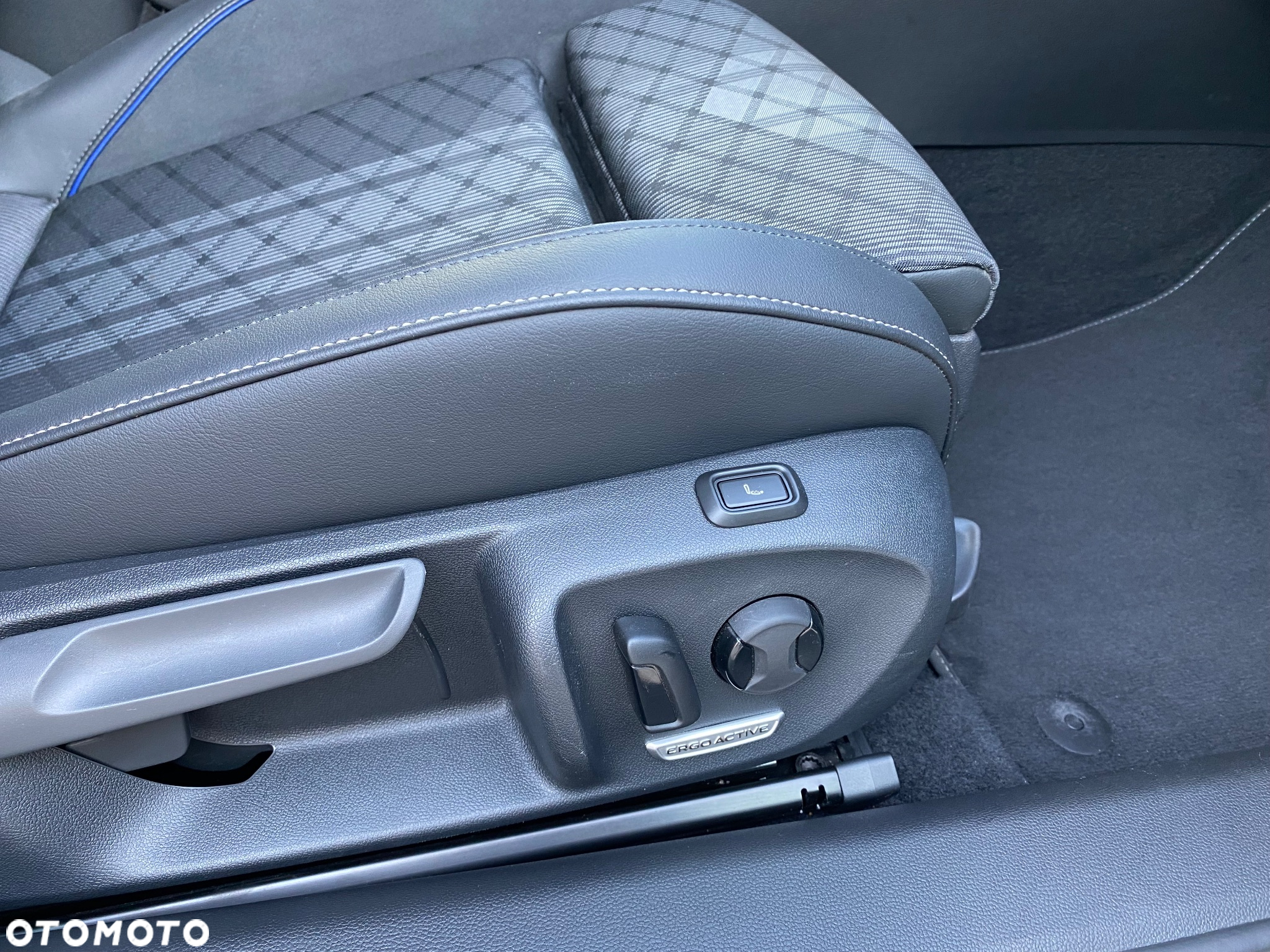 Volkswagen Passat Variant 2.0 TDI SCR DSG R-Line - 29
