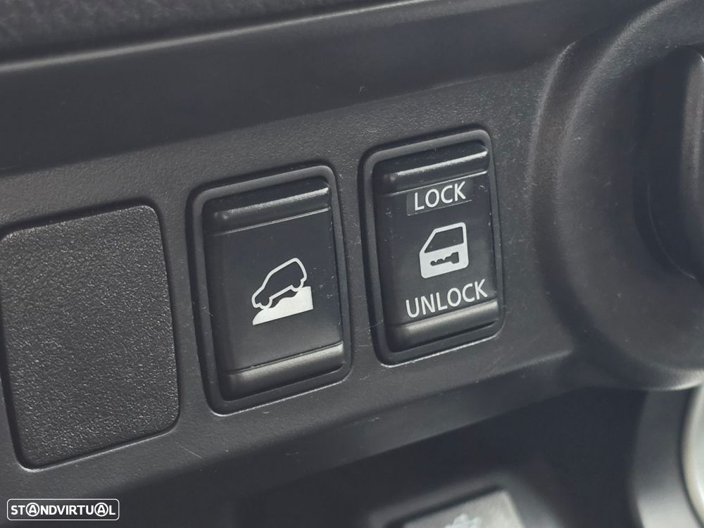 Nissan Navara 2.3 dCi CD 4WD N-Connecta Nav+Barras - 29