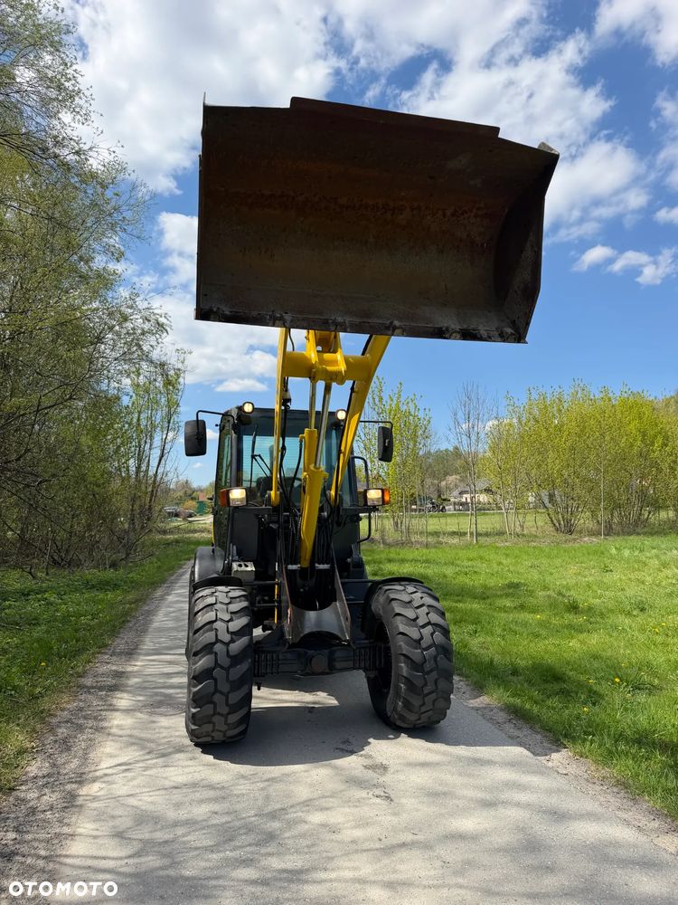 Komatsu WA70-7 Ładowarka Kołowa łamana 2016 rok.  Jak Nowa!  Oryginał łyżka. Mocny silnik 4cylindry. Zero luzów i wycieków. Aktualne Badania DEKRA BMWT. Wielka Okazja. Maszyna jak nowa z Salonu. 4200mtg. Pochodzi z Norweskiego urzędu gminy. Dodatkowe linie Hydrauliczne. Szybka wolna Jazda Rewers Hydrostatic.  Wersja Norwesk Mocne doświetlenie dodatkowe grzanie. kabina Ogrzewana wentylowana! Zmiana Osprzętu Hydrauliczna! - 3