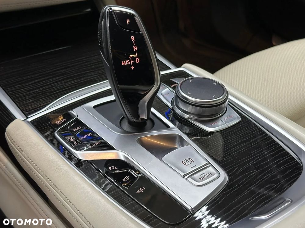 BMW Seria 7 750i xDrive - 3