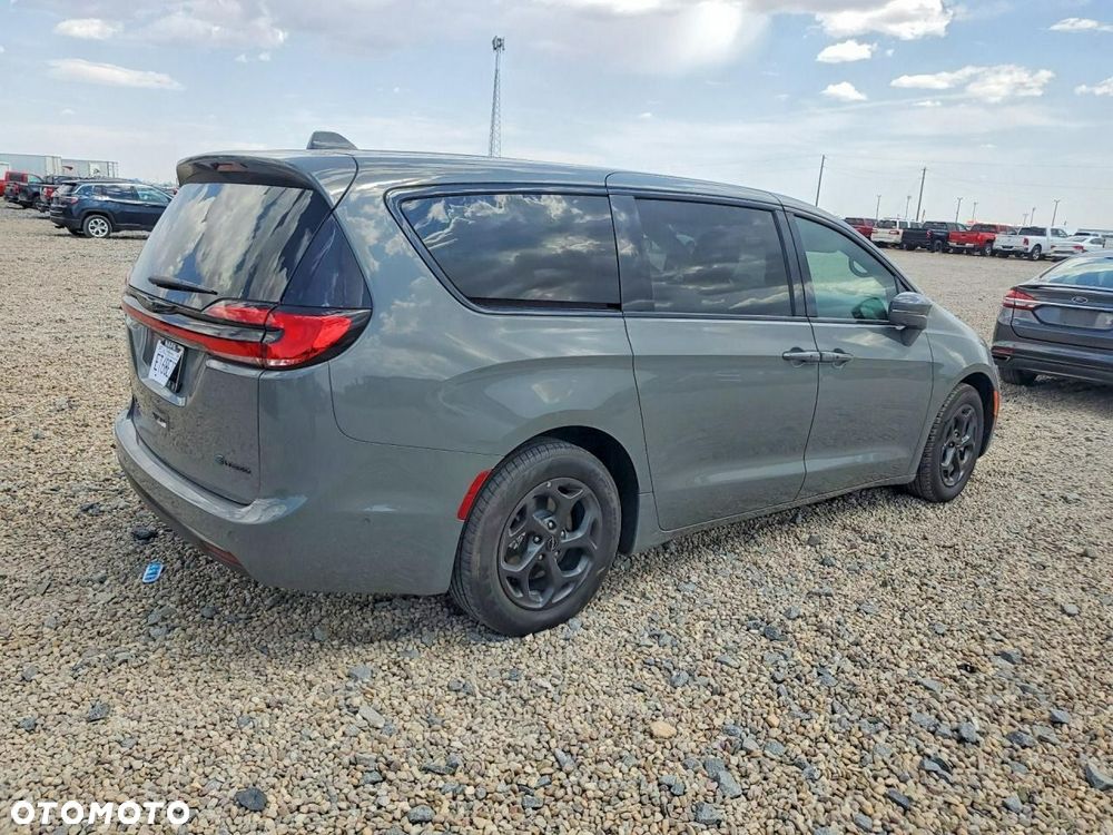 Chrysler Pacifica - 4
