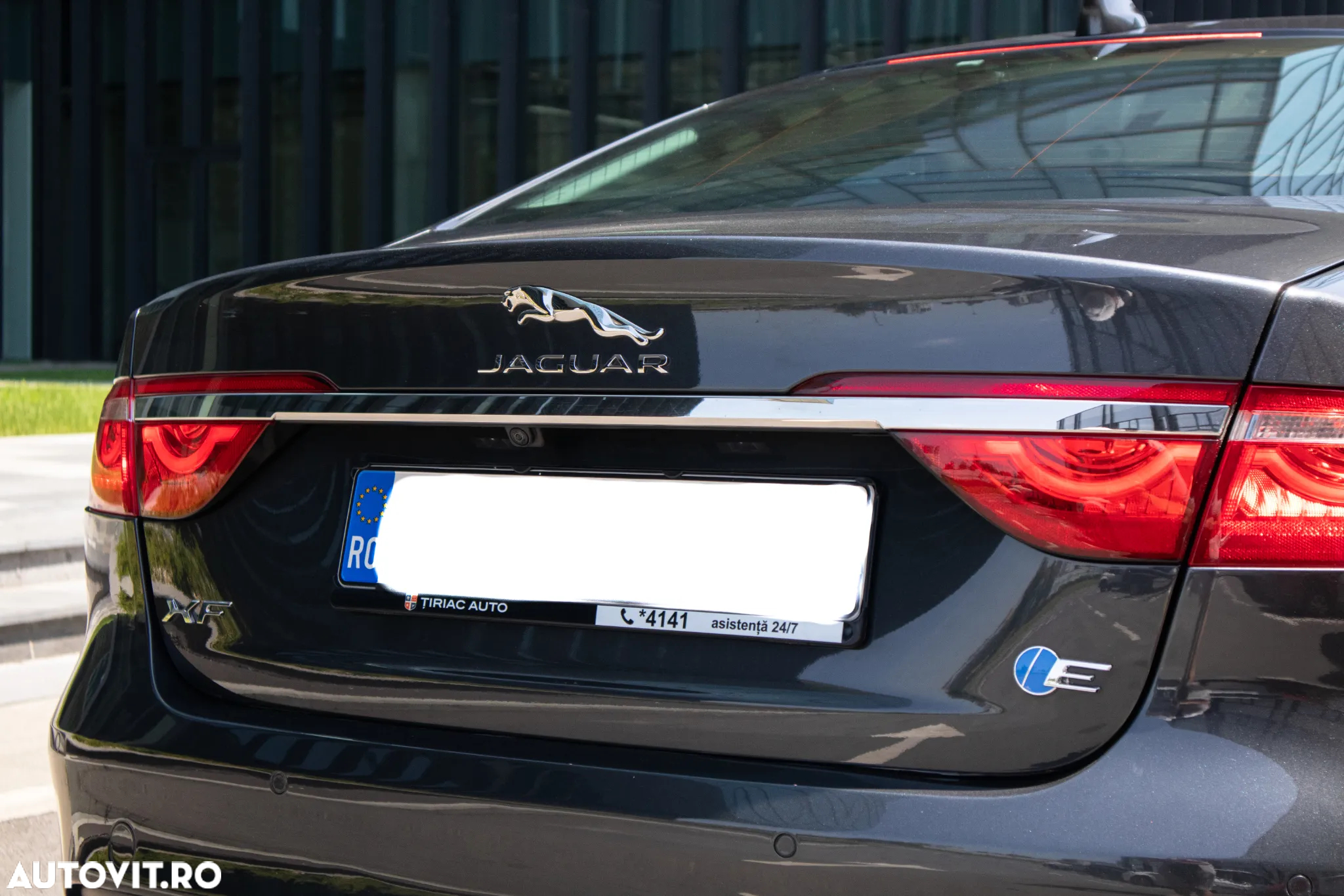 Jaguar XF 20d RWD E-Performance Portfolio - 6