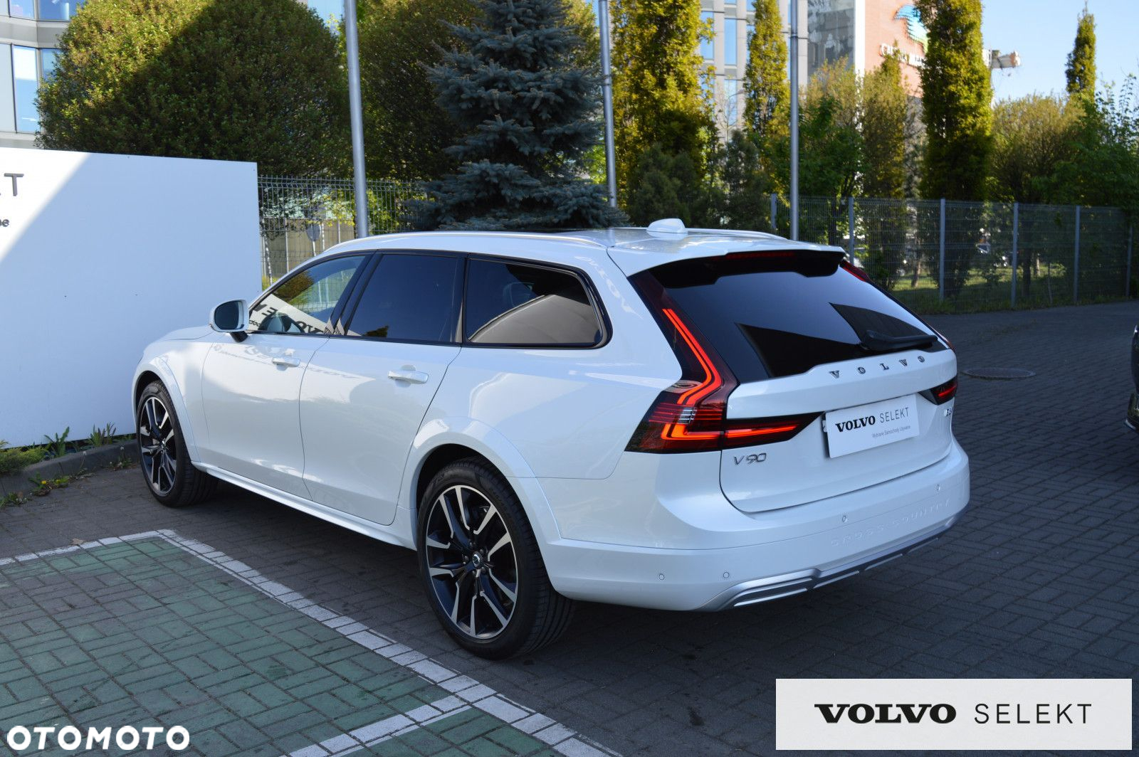 Volvo V90 Cross Country - 10