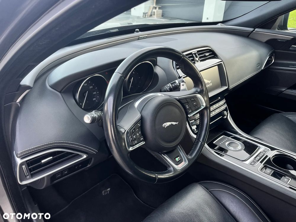 Jaguar XE 2.0 D AWD R-Sport - 11