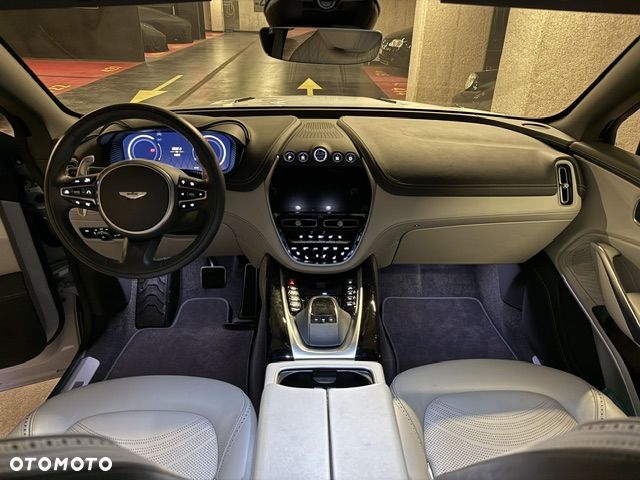 Aston Martin DBX - 13