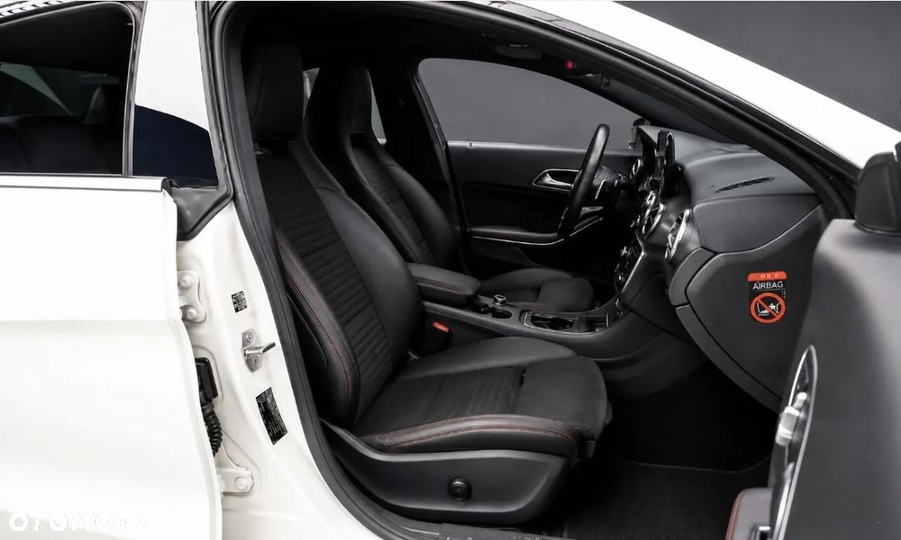 Mercedes-Benz CLA 250 4Matic 7G-DCT AMG Line - 17