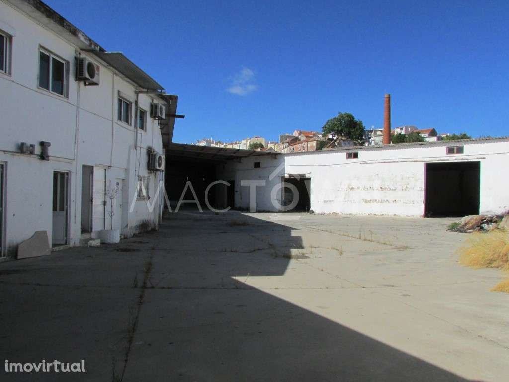 Amplo armazém junto ao Braço de Prata - Grande imagem: 5/6