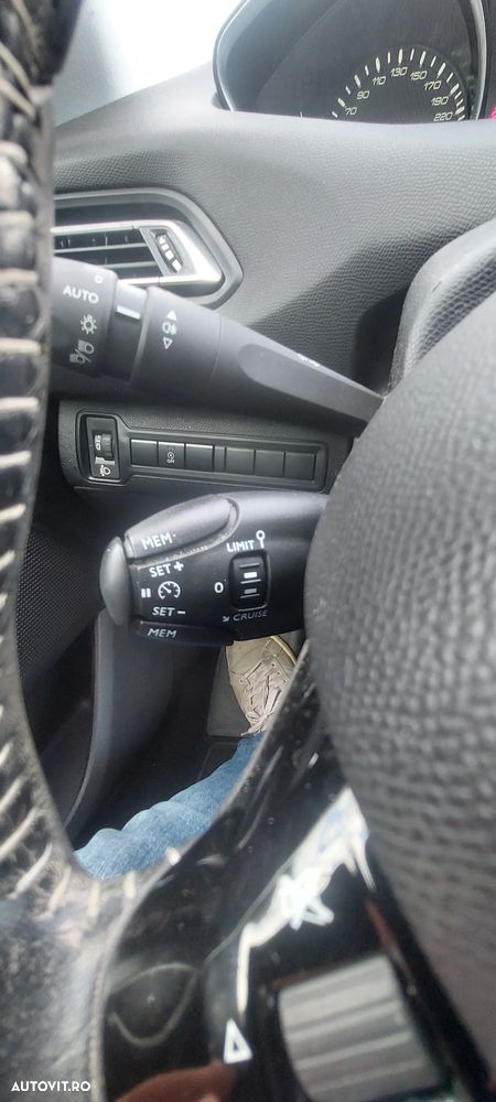 Peugeot 308 1.2 L PureTech Turbo Active - 6
