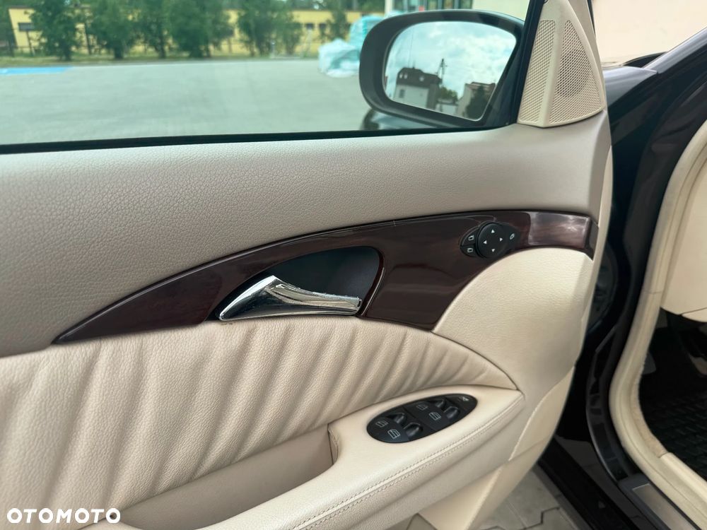 Mercedes-Benz Klasa E 240 4-Matic T Classic - 24