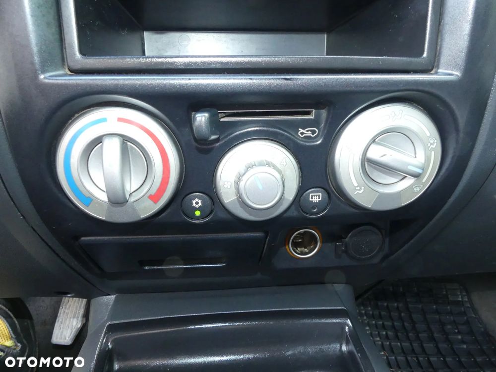 Isuzu D-Max 2.5d DC Custom - 32