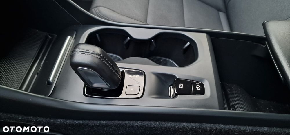Volvo XC 40 B4 B DKG Ultimate Dark - 12