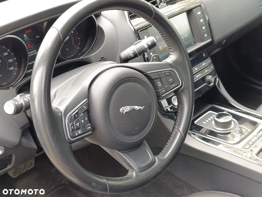 Jaguar XE 2.0 T Prestige - 11