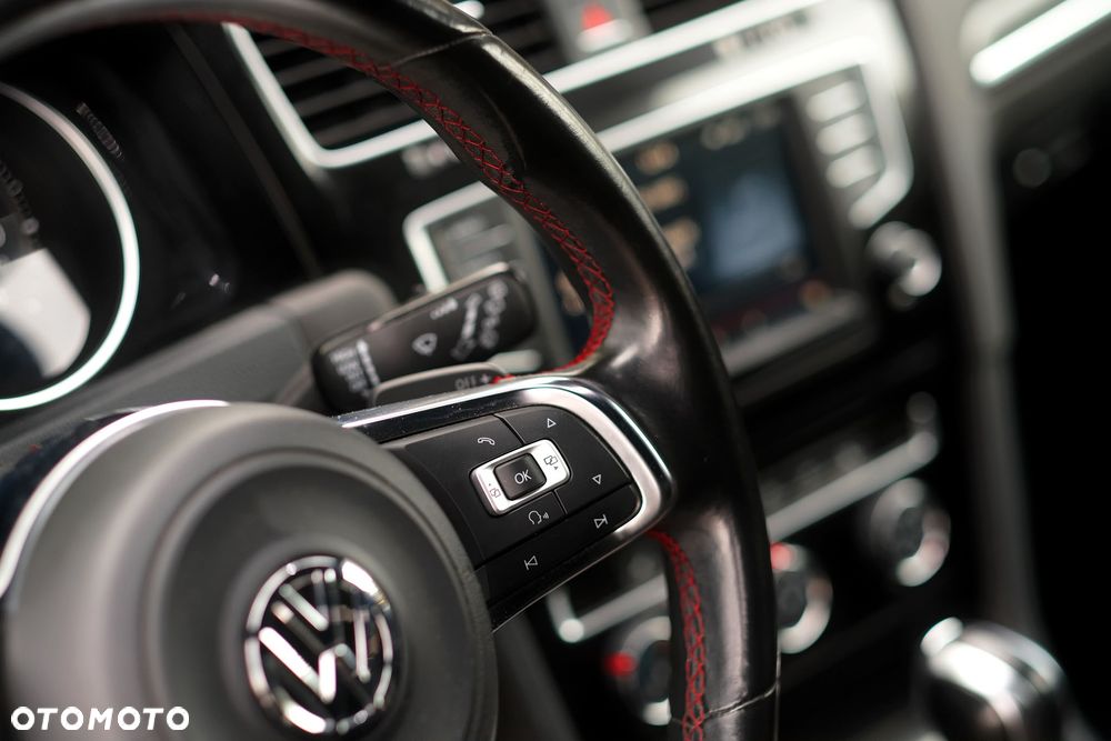 Volkswagen Golf - 23