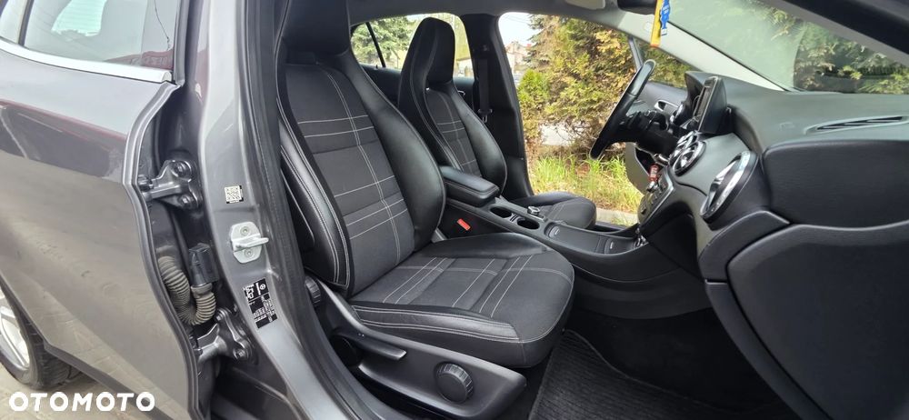 Mercedes-Benz GLA 250 7G-DCT StreetStyle - 34