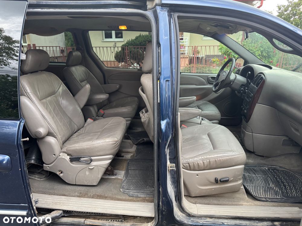 Chrysler Town & Country - 6