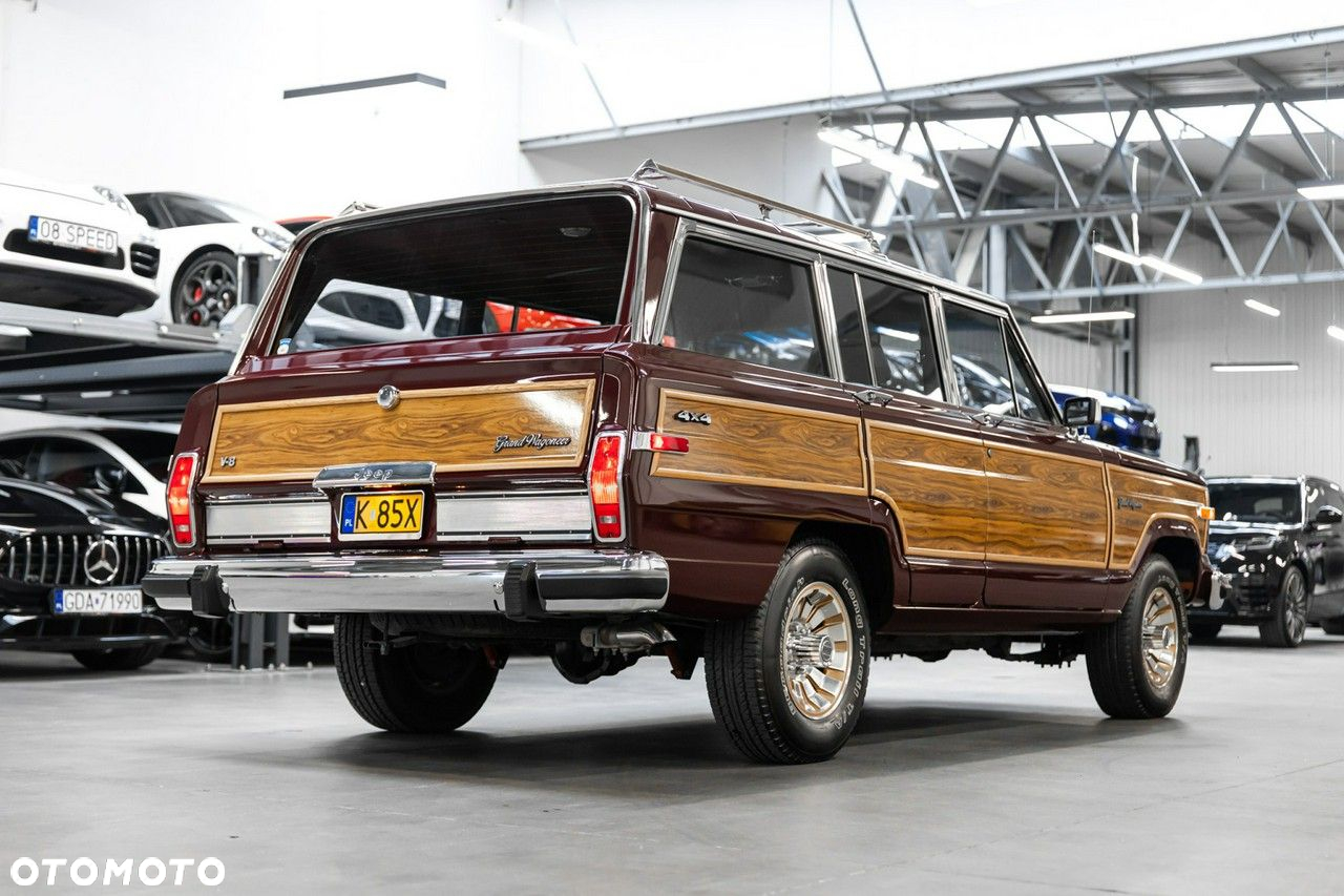 Jeep Wagoneer - 12