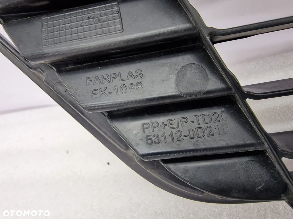 TOYOTA YARIS III 3 11- KRATKA ŚRODKOWA ZDERZAKA PRZEDNIEGO PRZÓD , NR 53112-0D210 , NR AUKCJI KR122 - 8