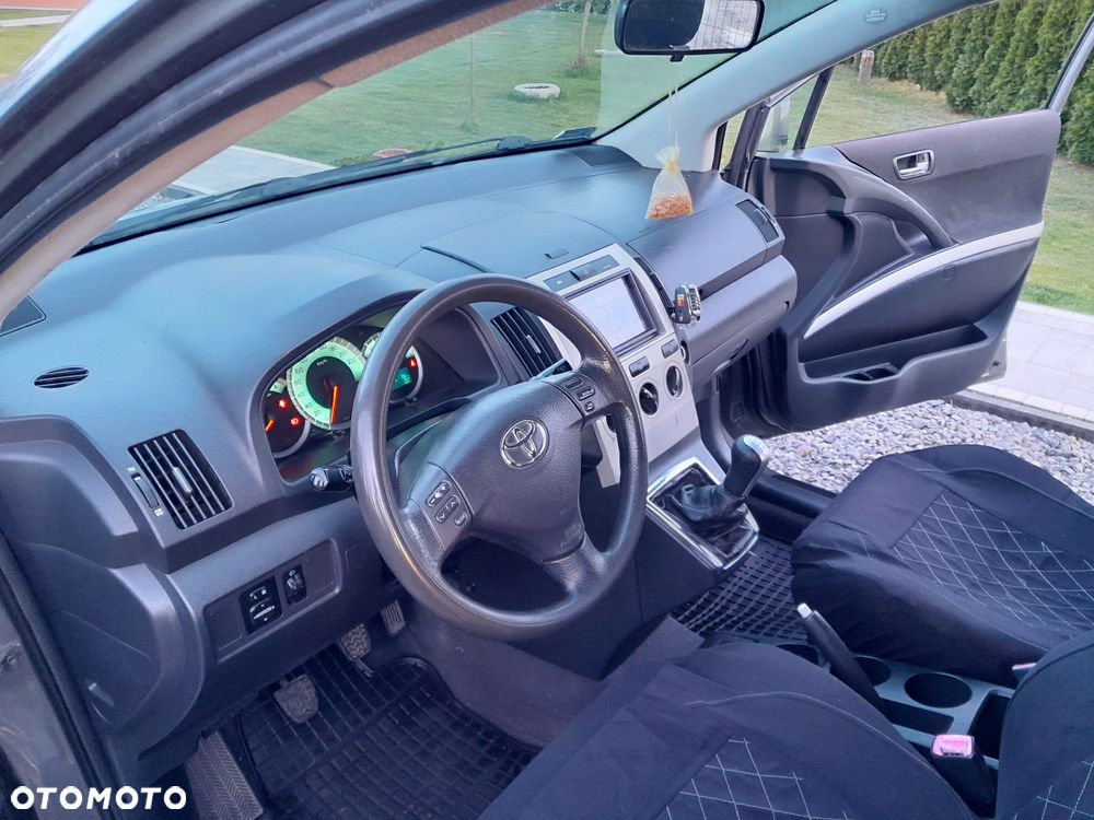 Toyota Corolla Verso - 8