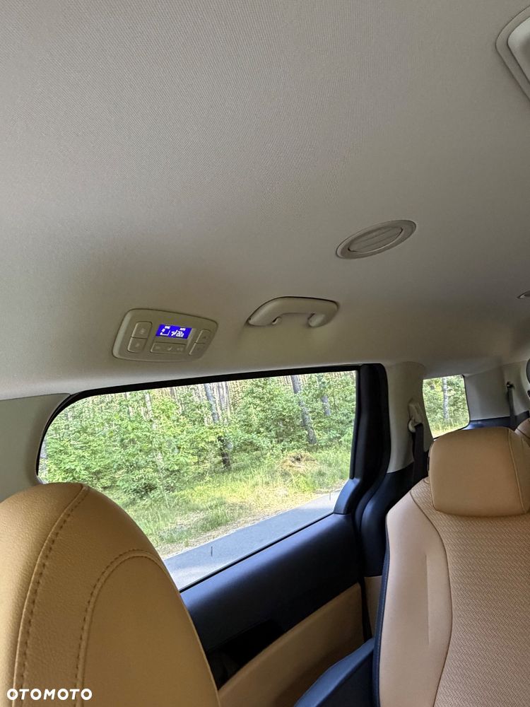 Kia Carnival - 34