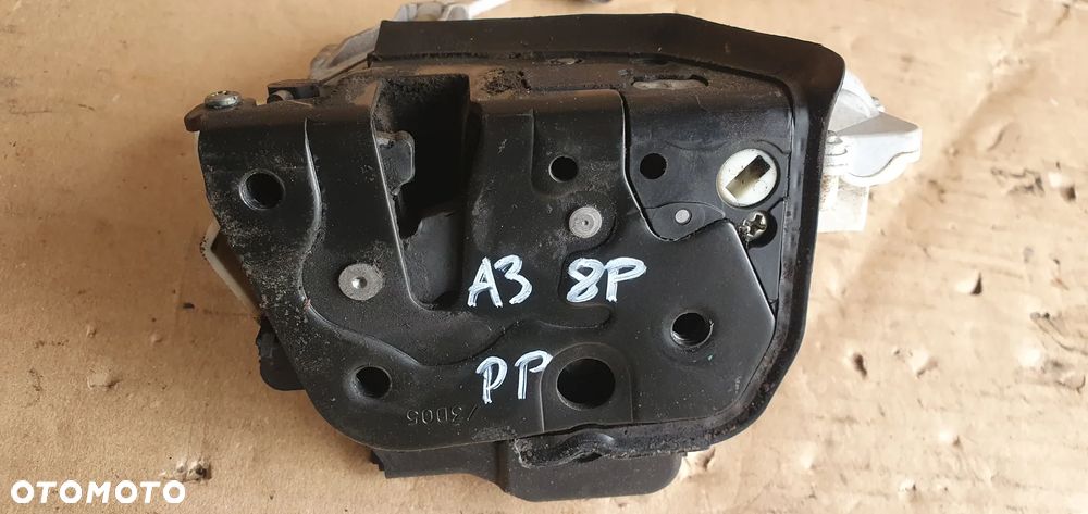 Zamek drzwi prawy przód przedni 7 PIN Audi A3 8P 4F1837016 - 2