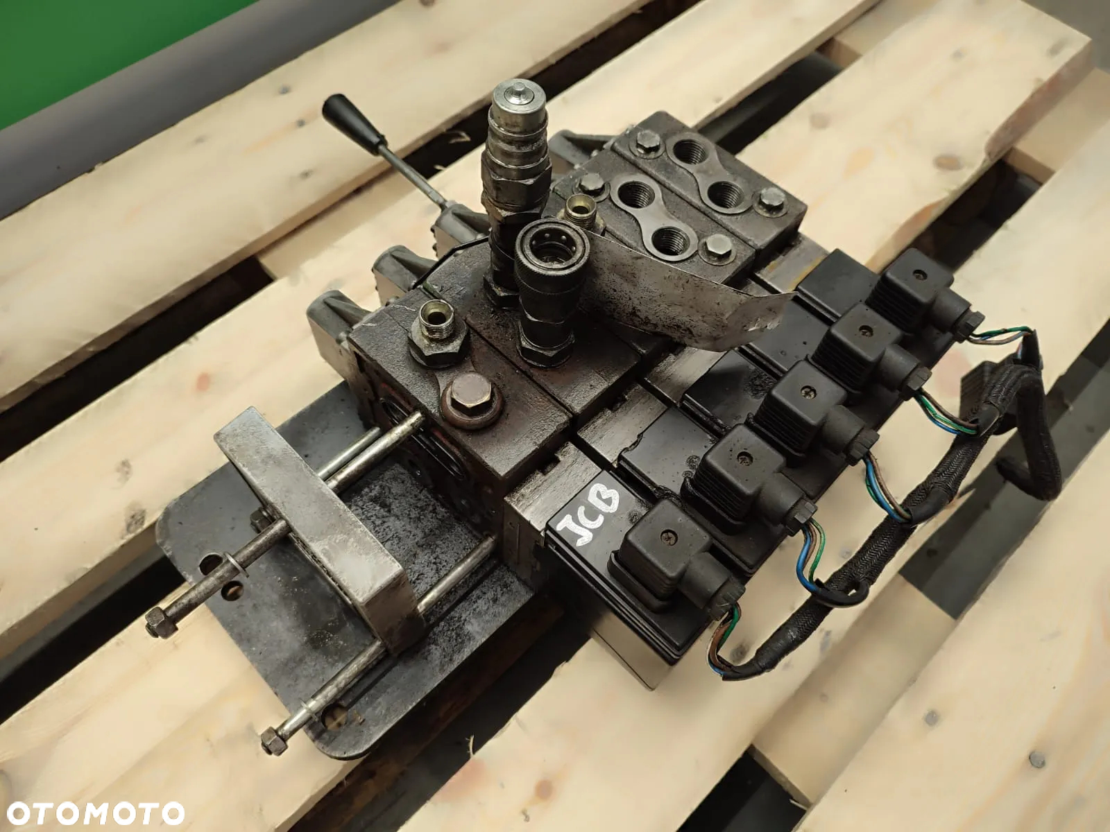 Rozdzielacz hydrauliczny 157H3889 MATBRO TS 260 - 8