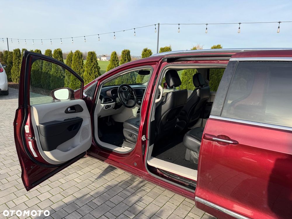 Chrysler Pacifica - 11