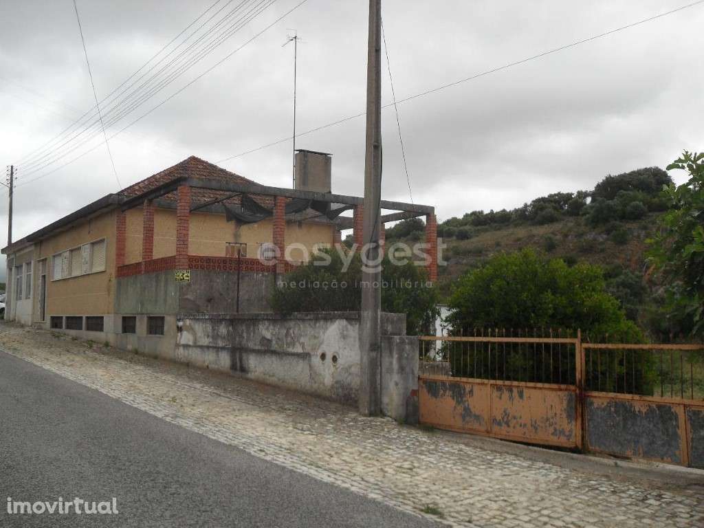 Moradia T3 com terraço, Loja, Cave, Armazéns, Logradouro em Alcanena. - Grande imagem: 2/22