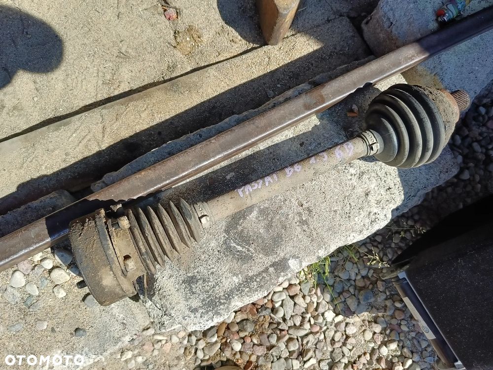 VW PASSAT B6 1.9 TDI 6-BIEGÓW  PÓŁOŚ LEWA PRZÓD PRZEDNIA KRÓTKA - 1