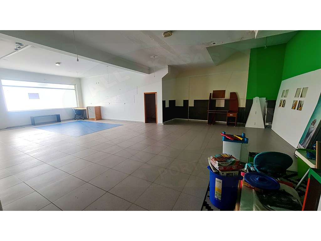 Loja com 150 m², Prédio de 2006, Amadora - Grande imagem: 2/10