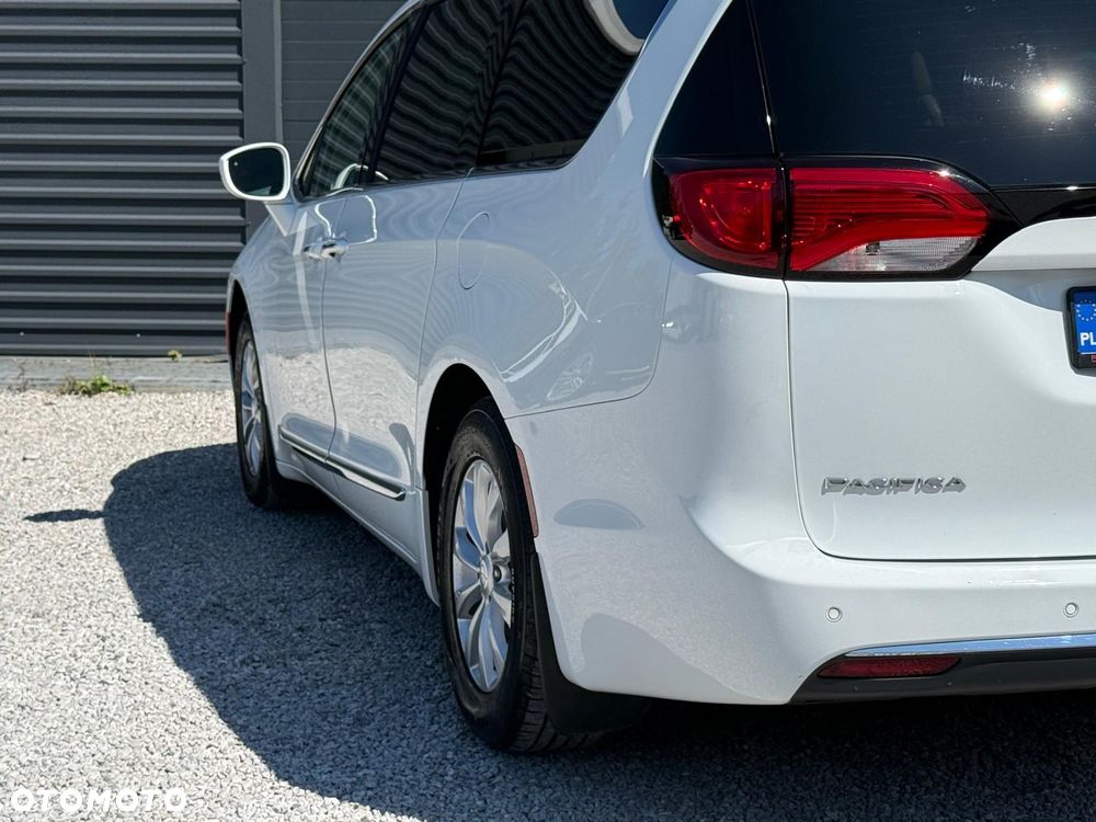 Chrysler Pacifica - 16