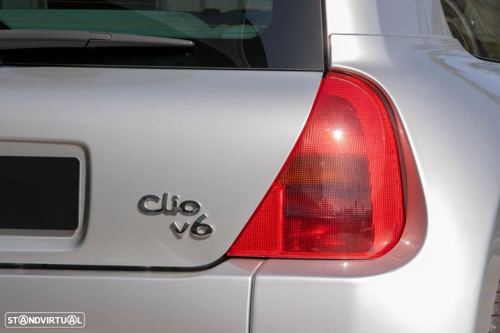 Renault Clio 3.0 V6 Sport - 16