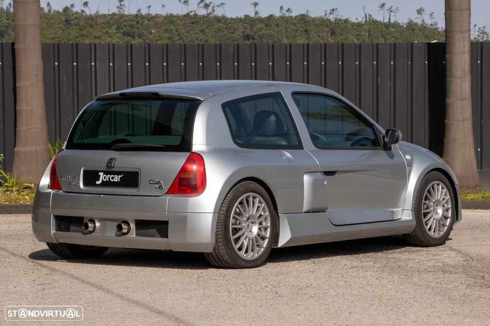 Renault Clio 3.0 V6 Sport - 11
