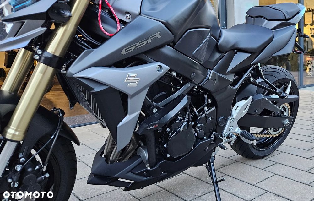 Suzuki GSR - 6