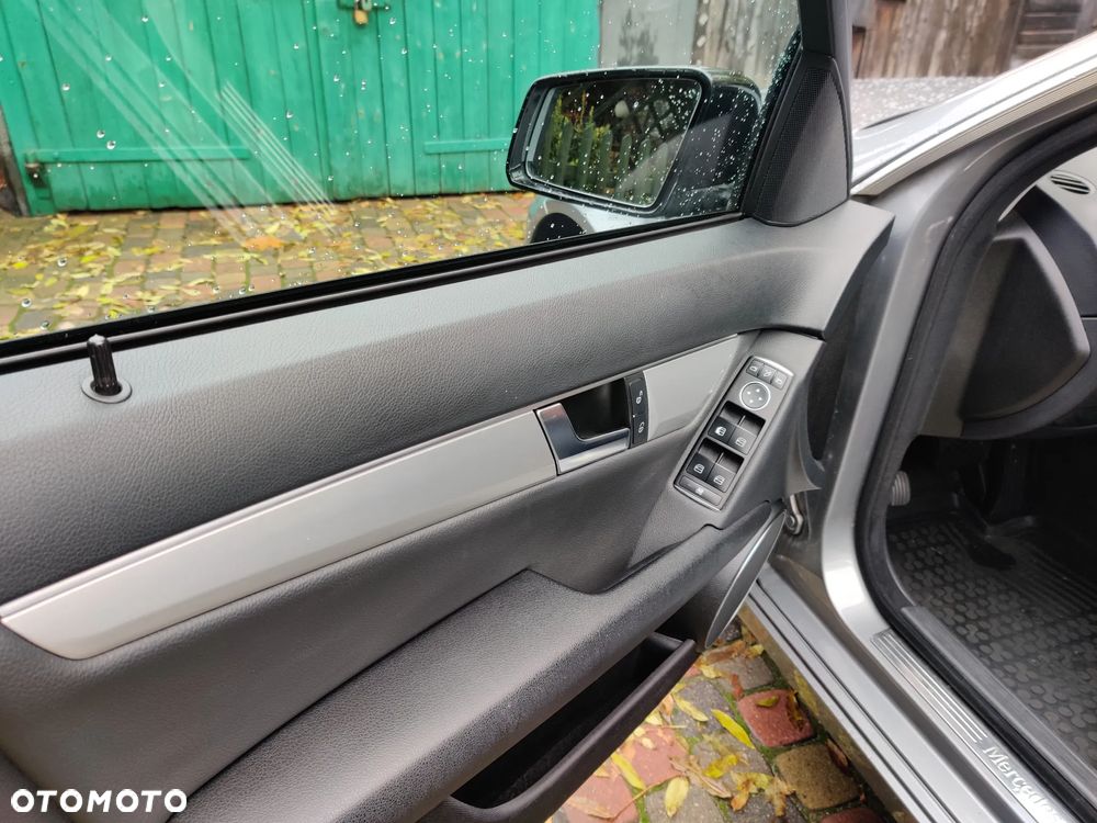 Mercedes-Benz Klasa C 250 T (BlueEFFICIENCY) 7G-TRONIC Avantgarde - 26