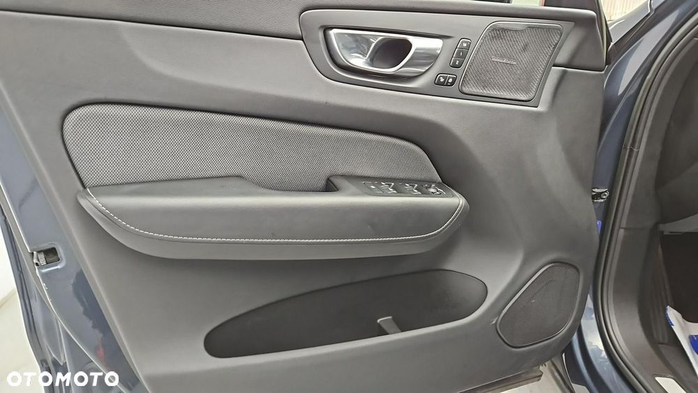 Volvo XC 60 B5 D AWD Ultimate Dark - 11