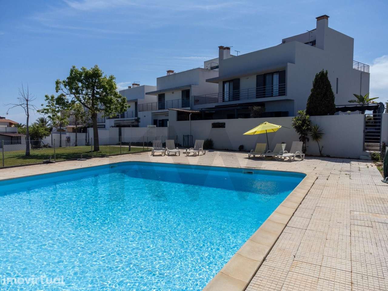 Moradia T4 com cave e estacionamento em box, inserida em condomínio co - Grande imagem: 4/39