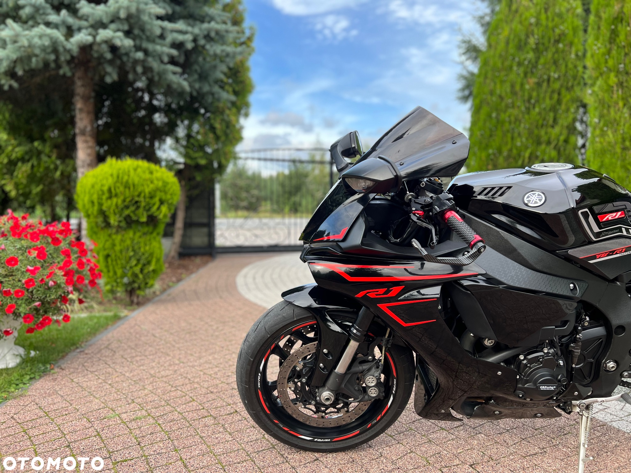 Yamaha R1 - 25