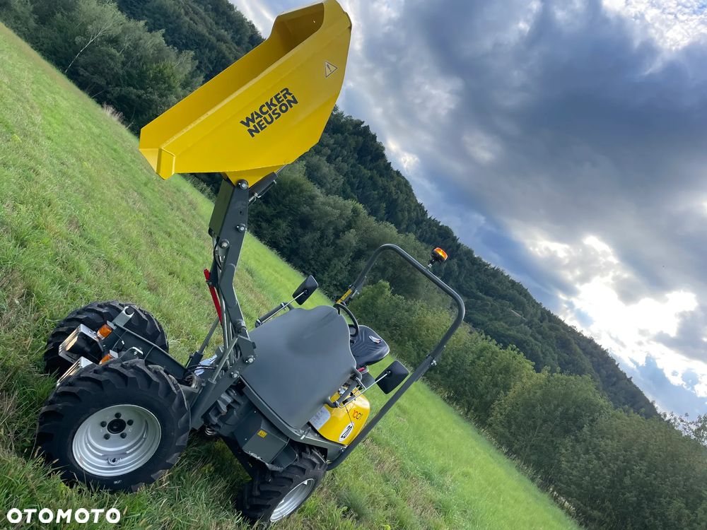 Wacker Neuson D01 1001 Nowe Wozidło Budowlane Rolnicze 4x4. Ładowność 1 tona. Wysokie podnoszenie+KIPER Wysoki! Maszyna sprowadzona z Norwegii. Jest to nowa maszyna przebieg 4.4 mtg.  Kupione w Norweskim salonie z Ekspozycji sklepowej! Stało tylko na pokaz! Silnik Yanmar 3cyl. Potężna moc a maszyna bardzo mała i zwinna. Szybka wolna jazda. Oświetlenie rozbudowane. Wielka Okazja! Jazda Rewers. Hydrostatic! Wielka Okazja - 22