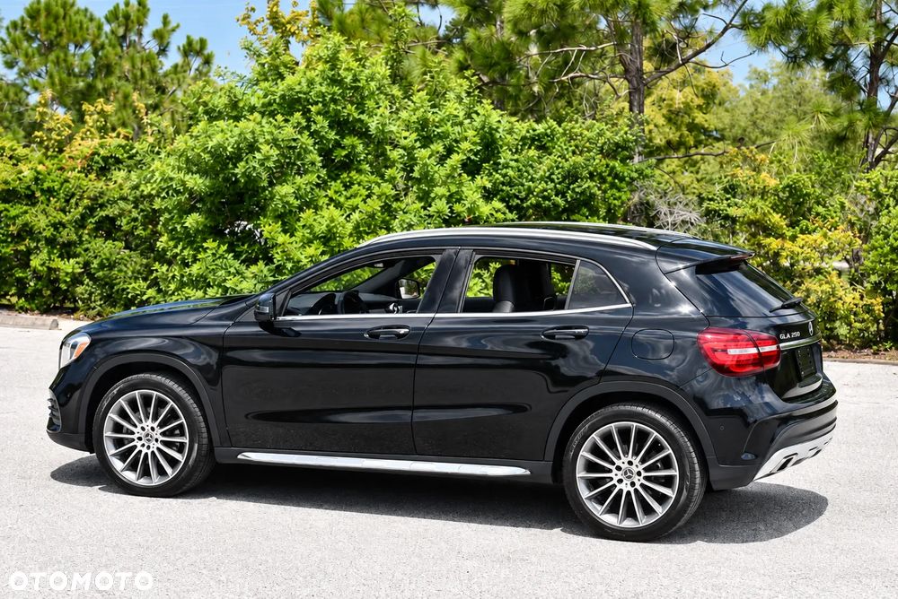 Mercedes-Benz GLA 250 4Matic 7G-DCT AMG Line - 3