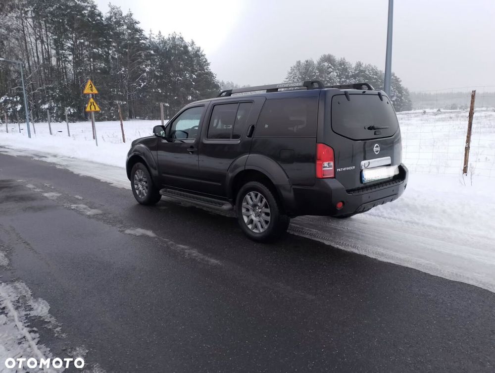 Nissan Pathfinder 2.5 D LE - 4