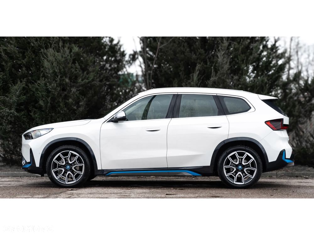 BMW iX1 xDrive30 66.5kWh xLine - 16