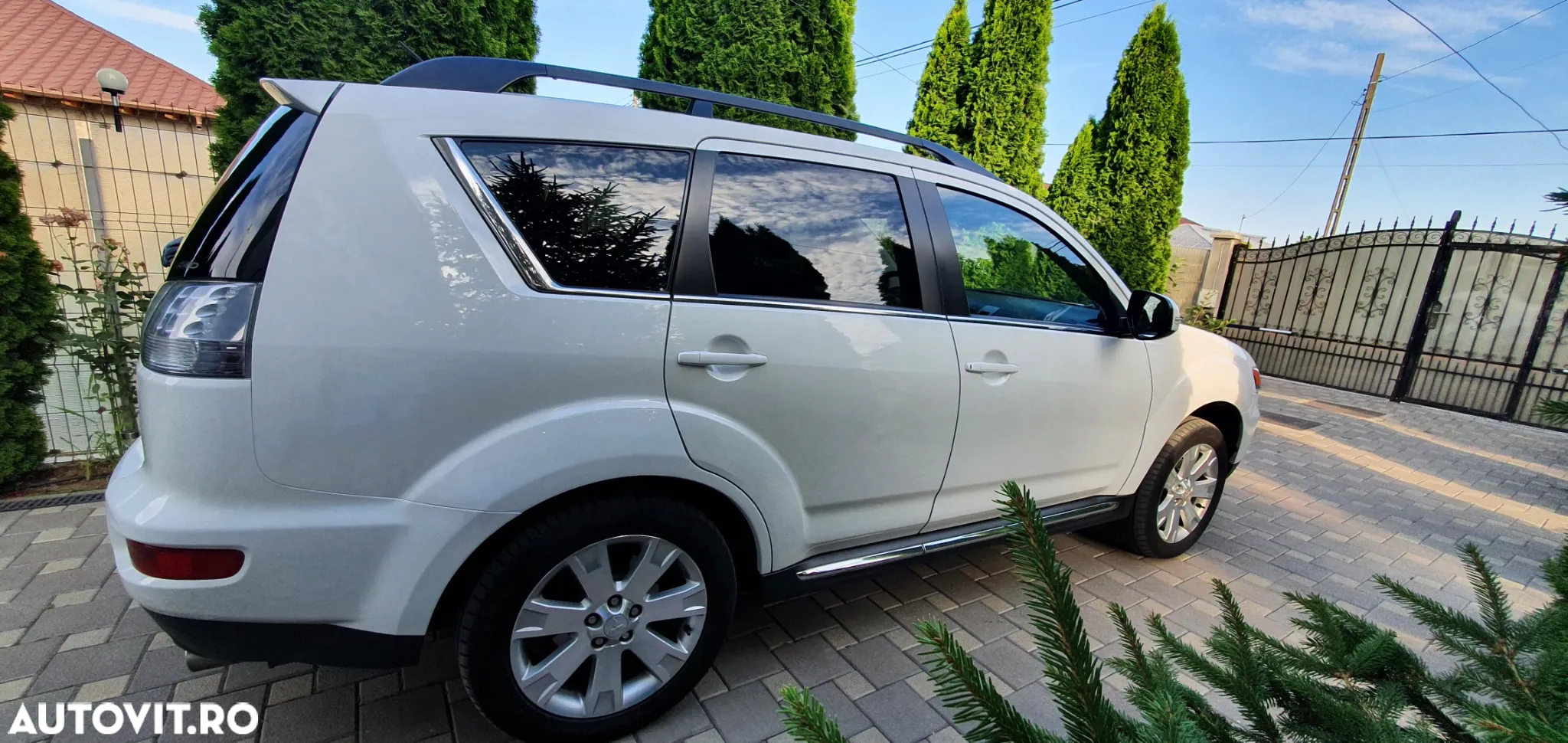 Mitsubishi Outlander - 2