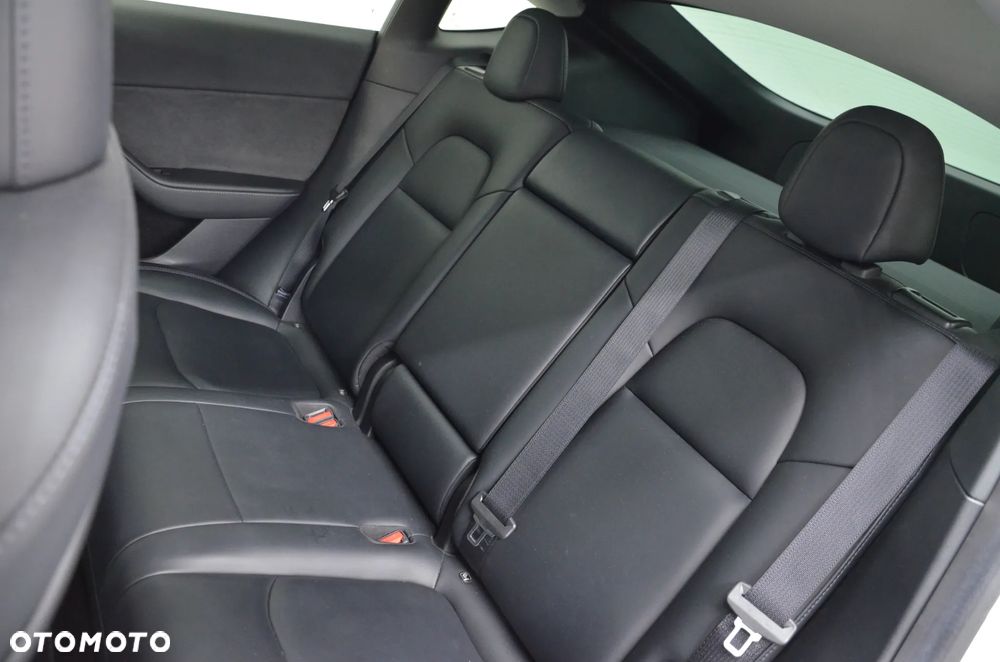 Tesla Model Y Long Range AWD - 12