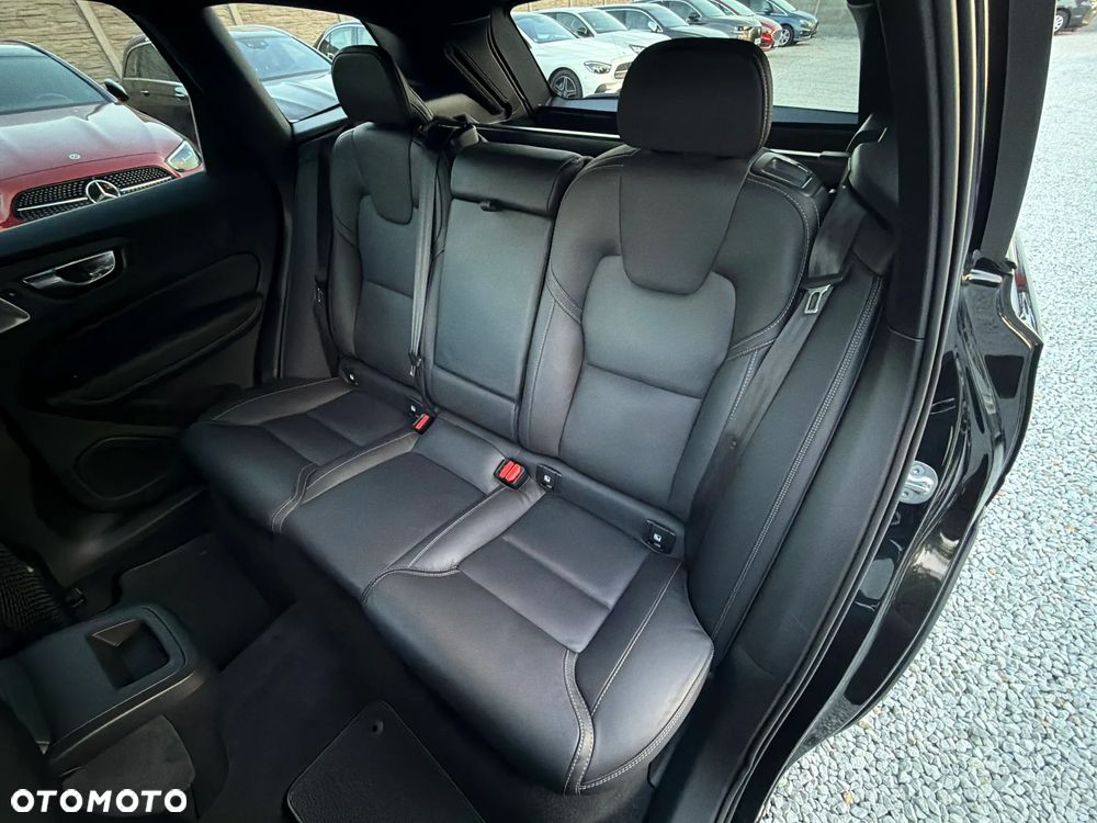 Volvo XC 60 B4 D AWD Ultimate Dark - 32