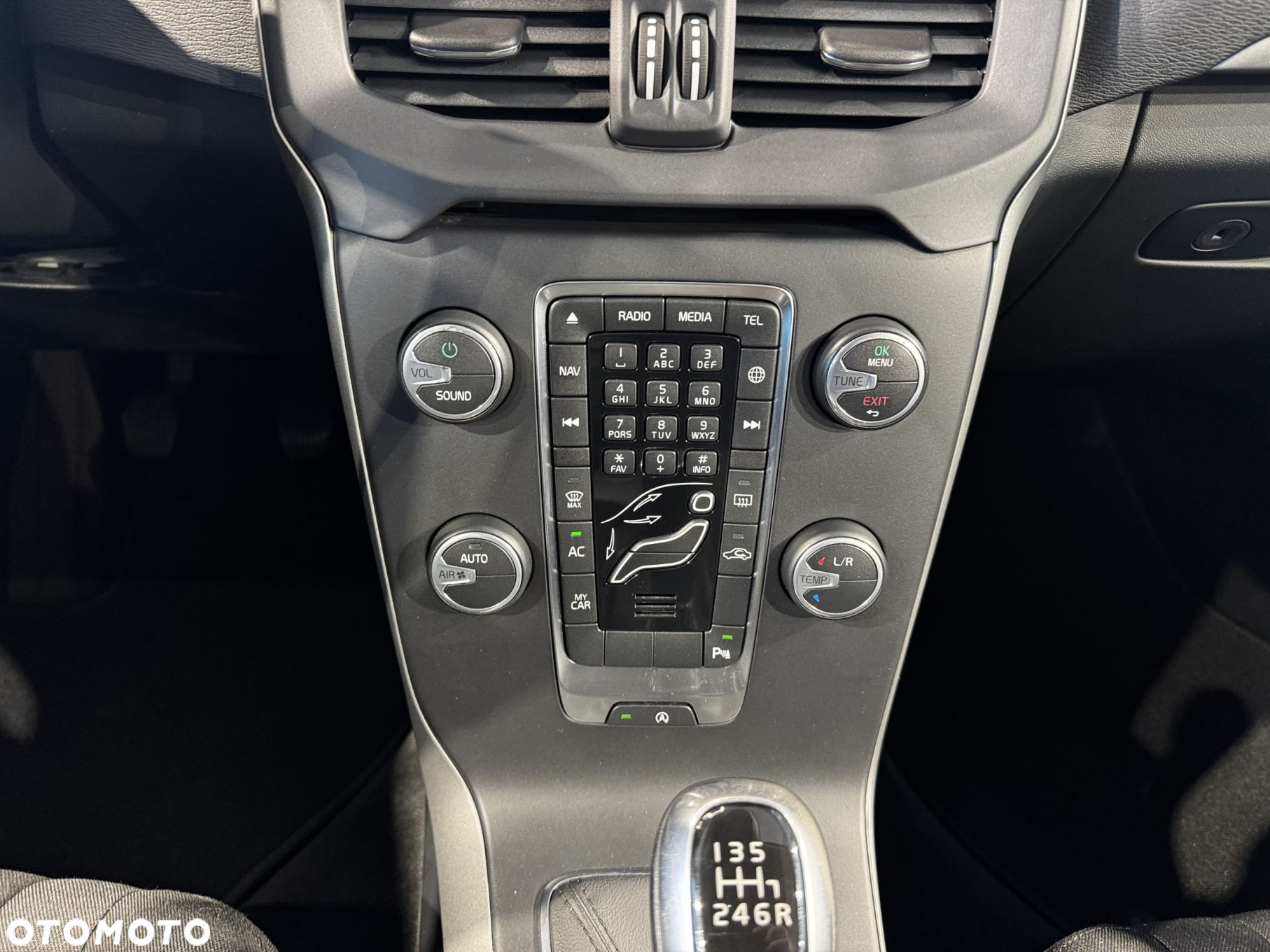 Volvo V40 Cross Country - 24