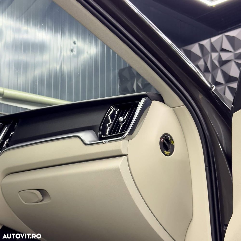 VOLVO XC60 2020 — imagine 12