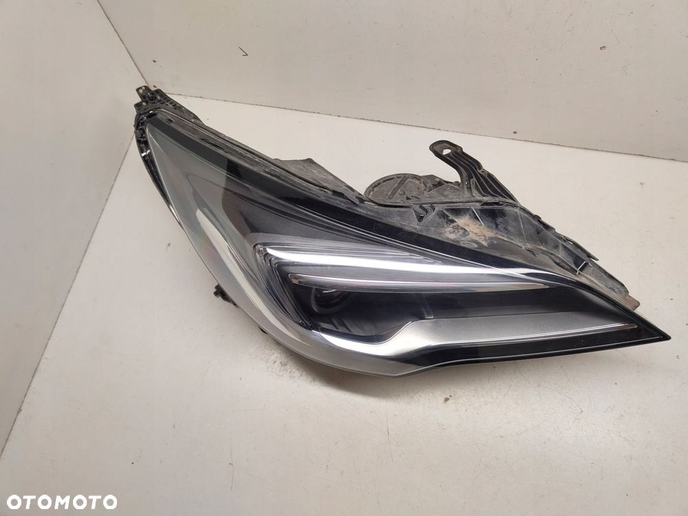 LAMPA PRAWA PRAWY PRZÓD PRZEDNIA OPEL ASTRA K V 5 39158006 - 2