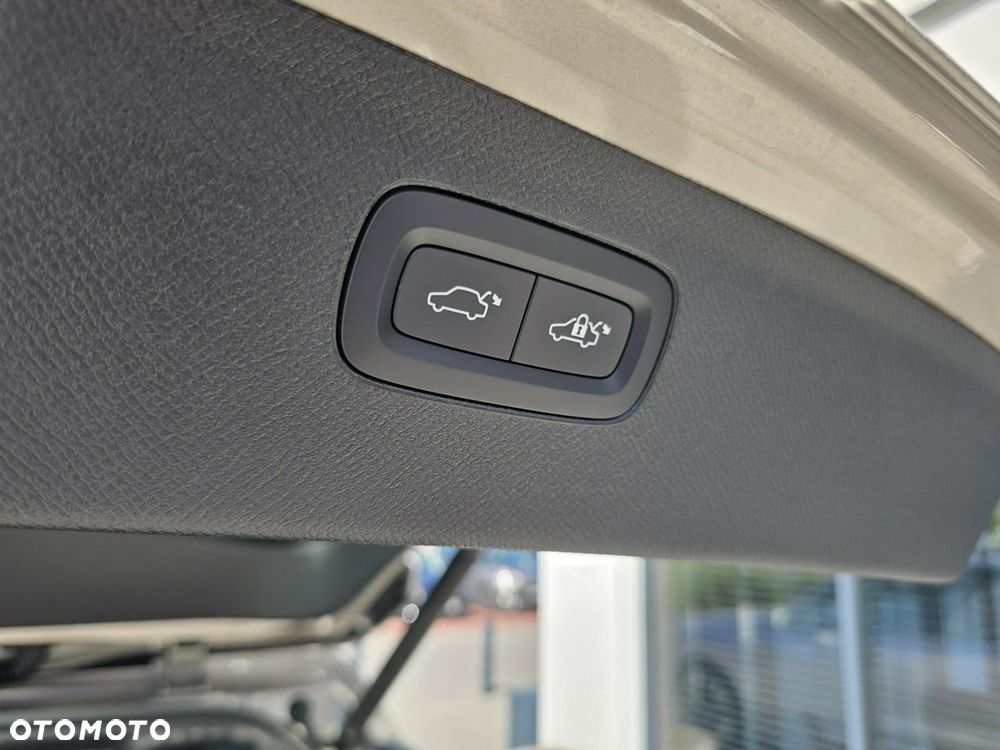 Volvo XC 90 T8 AWD Plug-In Hybrid Ultra Dark 7os - 24